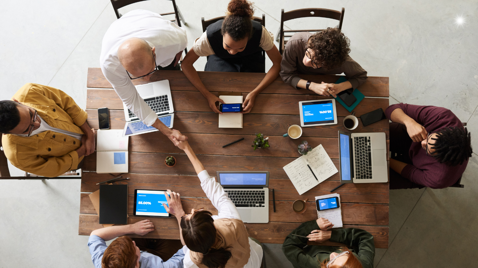 Equipe trabalhando em colaboração para análise ergonômica